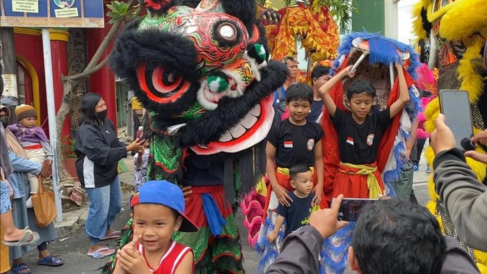 Atraksi barongsai saat perayaan Cap Go Meh di Kota Blitar