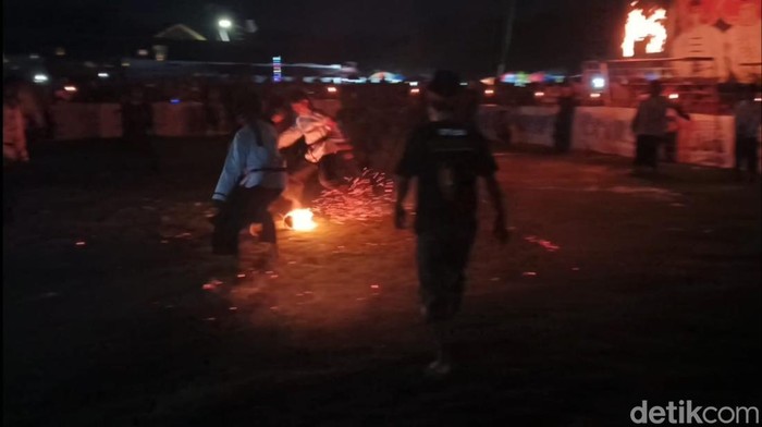 Atraksi bola api di Pesantren Ciwaringin
