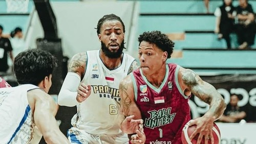 Kapten Bali United Basketball, Xavier Charles Cannefax (merah) berusaha melewati hadangan dua pemain Prawira Bandung, Rabu (12/2/2025).