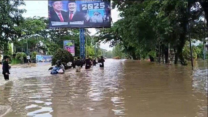 Banjir di depan Kantor Bupati Maros.