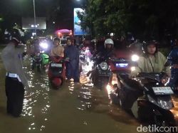 Jalan Trans Sulawesi di Maros Terendam Banjir, Lalin Lumpuh Total