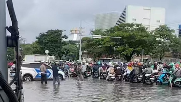 Banjir di pertigaan Jalan Perintis Kemerdekaan menuju Antang Makassar.
