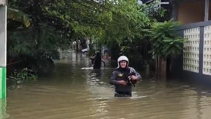 Banjir merendam kawasan Perumahan Bukit Baruga Makassar.