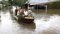 Perumnas Antang terendam banjir akibat tingginya intensitas hujan dan gelombang pasang air laut.  