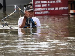 Banjir Setinggi Dada Rendam Makassar