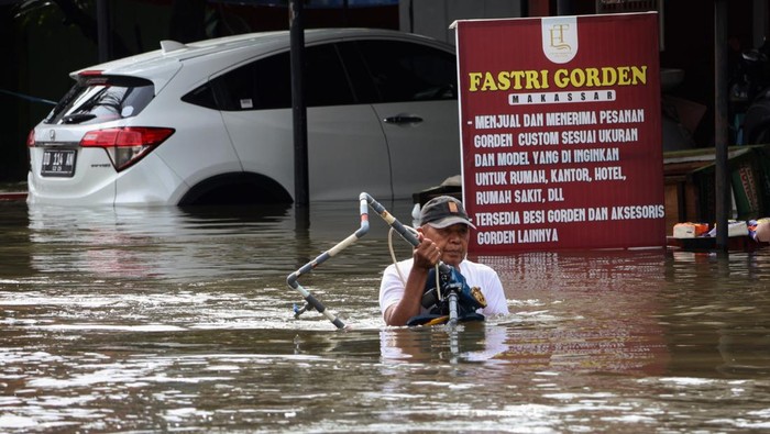 Banjir merendam Kelurahan Manggala, Makassar, Sulawesi Selatan, Rabu (12/2/2025). Di salah satu titik, ketinggian banjir mencapai dada orang dewasa.