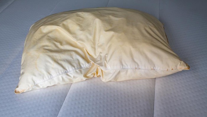 Bantal bernoda kuning