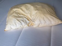 Penyebab, Cara Cegah, dan Bersihkan Bantal Kuning Jadi Bersih Lagi