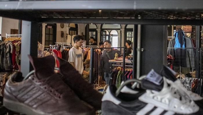 Pengunjung memilih pakaian bekas yang dijual di salah satu stan Cimahi Thrift Zone Vol. 4 di Kota Cimahi, Jawa Barat, Rabu (12/2/2025). Cimahi Thrift Zone Vol. 4 yang digelar hingga 15 Februari dan diikuti 25 pelaku usaha tersebut menyajikan bazar thrifting yang menjual beragam barang bekas layak pakai serta bermerek seperti baju, sepatu, topi dan jaket dengan kisaran harga puluhan ribu hingga ratusan ribu rupiah. ANTARA FOTO/Abdan Syakura/nym.