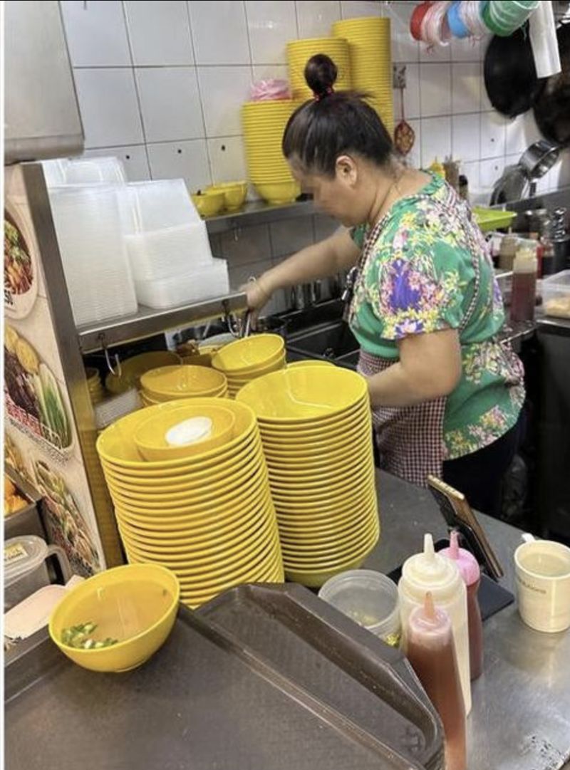 Beli Mie Wonton di Warung, Pelanggan Ini Komplain Baunya Busuk!