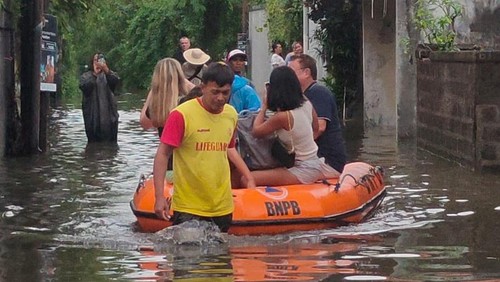 BPBD Kota Denpasar saat mengevakuasi tujuh turis asing yang terjebak banjir di Jalan Bumi Ayu, Denpasar, Bali pada Selasa (11/2/2025). (BPBD Kota Denpasar)
