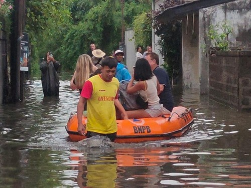 BPBD Kota Denpasar saat mengevakuasi tujuh turis asing yang terjebak banjir di Jalan Bumi Ayu, Denpasar, Bali pada Selasa (11/2/2025). (BPBD Kota Denpasar)