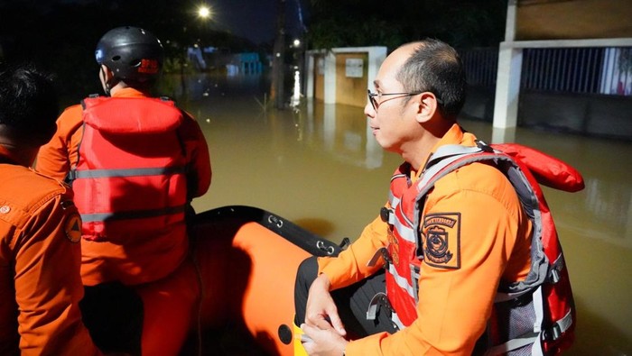 BPBD Makassar memantau kondisi banjir di Makassar.