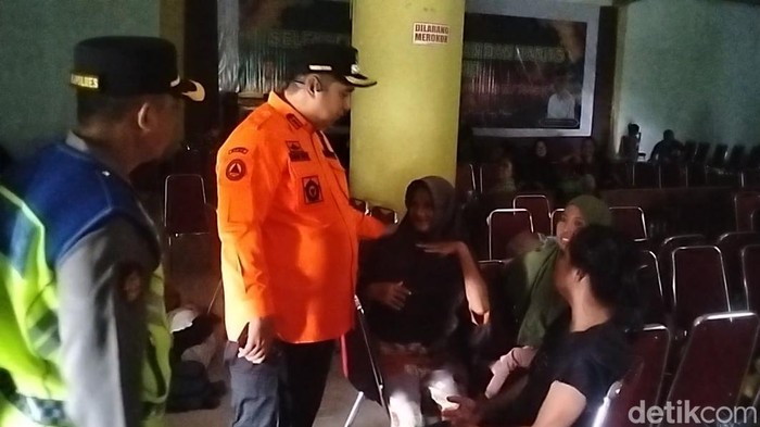 Bupati Maros Chaidir Syam meninjau pengungsi banjir di Masjid Al Markas Al Islami Maros.