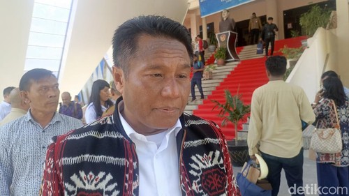 Bupati Rote Ndao terpilih, Paulus Henuk, ketika diwawancarai di Kupang.