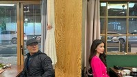 Menikah dengan Sabrina Chairunnisa, membuatnya seringkali pergi ke kafe estetik menemani istrinya. Termasuk menyempatkan diri berfoto ala drama Korea Selatan di kafe ini. Foto: Instagram/mastercorbuzier