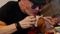 Deddy Corbuzier ternyata tertarik dengan bisnis kuliner. Ia memilih mendirikan restoran Padang di Cikarang untuk memulai bisnis kulinernya sendiri. Foto: Instagram/mastercorbuzier