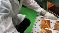Walaupun berperan sebagai salah satu investor tetapi dirinya tak sungkan ikut masuk ke dapur. Ia ikut belajar memanggang pastry yang nantinya disajikan di etalase kafe. Foto: Instagram/mastercorbuzier
