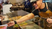 Pada pembukaan resminya, Deddy ikut melayani penyajian pastry di sana. Senyumnya lebar saat memberikan pastry pesanan tamu yang datang. Foto: Instagram/mastercorbuzier