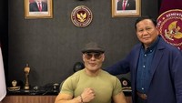 Deddy Corbuzier resmi diangkat sebagai staff khusus Menteri Pertahanan Bidang Komunikasi Sosial dan Publik. Ia dilantik langsung oleh Sjafrie Sjamsoeddin selaku Menteri Pertahanan RI pada Selasa (11/2). Foto: Instagram/mastercorbuzier