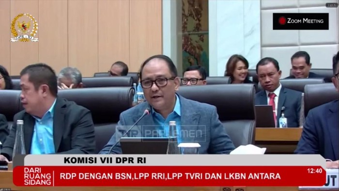 Direktur Utama Lembaga Penyiaran Publik Radio Republik Indonesia (RRI) Hendrasmo  (dok. YouTube DPR)