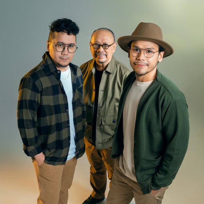 Ebiet G Ade merilis versi terbaru lagu Elegi Esok Pagi bersama putranya, Adera dan Segara, serta David dan Lukman NOAH.
