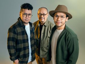 Kolaborasi Ebiet G Ade dengan 2 Putranya di Elegi Esok Pagi