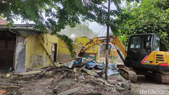 Eksekusi Aset  PT KAI di Halaman Stasiun Sidoarjo Sempat Ricuh