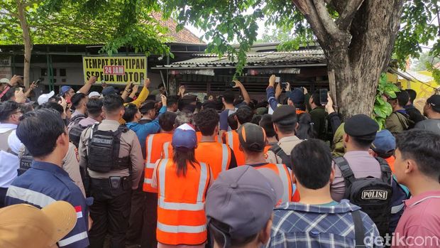 Eksekusi Aset  PT KAI di Halaman Stasiun Sidoarjo Sempat Ricuh