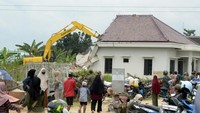 Pekerja mengoperasikan alat berat untuk merobohkan rumah warga dalam eksekusi lahan di Desa Sabah Balau, Tanjung Bintang, Lampung Selatan, Lampung, Rabu (12/2/2025). 