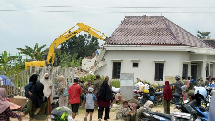 Eksekusi lahan milik Pemerintah Provinsi Lampung Pekerja mengoperasikan alat berat untuk merobohkan rumah warga dalam eksekusi lahan di Desa Sabah Balau, Tanjung Bintang, Lampung Selatan, Lampung, Rabu (12/2/2025). Pemerintah Provinsi Lampung mengeksekusi 43 unit rumah warga yang berdiri di lahan milik Pemerintah Provinsi Lampung. ANTARA FOTO/Ardiansyah/nym.