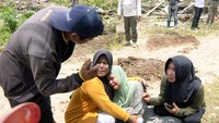 Warga menangis saat menyaksikan rumahnya dirobohkan dalam eksekusi lahan di Desa Sabah Balau, Tanjung Bintang, Lampung Selatan, Lampung, Rabu (12/2/2025). 