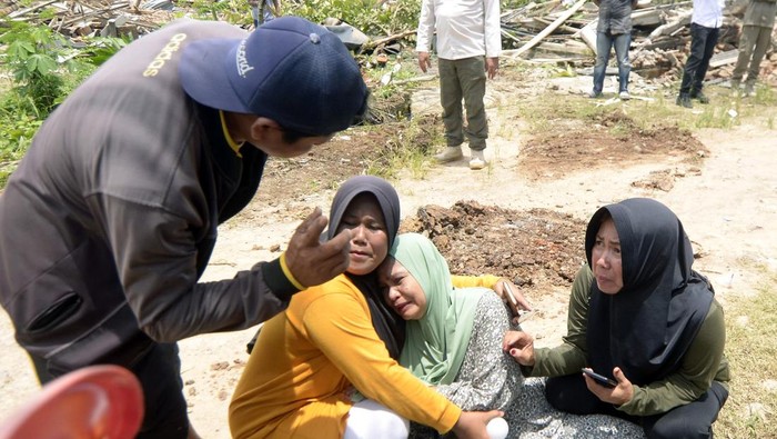Eksekusi lahan milik Pemerintah Provinsi Lampung Pekerja mengoperasikan alat berat untuk merobohkan rumah warga dalam eksekusi lahan di Desa Sabah Balau, Tanjung Bintang, Lampung Selatan, Lampung, Rabu (12/2/2025). Pemerintah Provinsi Lampung mengeksekusi 43 unit rumah warga yang berdiri di lahan milik Pemerintah Provinsi Lampung. ANTARA FOTO/Ardiansyah/nym.