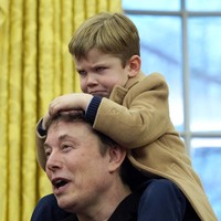 Elon Musk merupakan ayah dari 12 anak. Namun pendiri Tesla ini terbilang jarang tampil di depan publik bersama anak-anaknya. Salah satu momen langka ini pun menjadi sorotan. Foto: AP/Alex Brandon