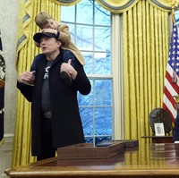 Elon Musk dan X berdiri di belakang Presiden Trump, saat dia menandatangani perintah eksekutif untuk memangkas jumlah pegawai federal di Oval Office. Foto: AP/Alex Brandon