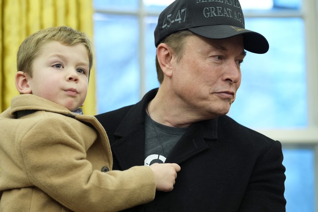 Miliarder teknologi ini mengenakan blazer hitam di atas kaus, sementara X tampil menggemaskan dalam celana hitam, sweater, dan mantel camel yang stylish. Foto: AP/Alex Brandon