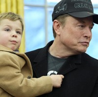 Miliarder teknologi ini mengenakan blazer hitam di atas kaus, sementara X tampil menggemaskan dalam celana hitam, sweater, dan mantel camel yang stylish. Foto: AP/Alex Brandon