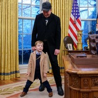 Elon Musk membawa X, putranya yang berusia 4 tahun ke Gedung Putih untuk menghadiri pertemuan dengan Presiden AS Donald Trump pada Selasa (11/02/2025). Foto: Getty Images/Andrew Harnik