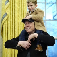 Meski berada di hadapan presiden, X tetap menunjukkan sisi jenaka dengan membuat ekspresi lucu, berguling di lantai, bahkan memanjat pundak ayahnya. Foto: AP/Alex Brandon