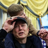 Suasana pertemuan berlangsung hangat. Elon Musk dan Donald Trump tampak tertawa saat menyaksikan tingkah laku bocah X. Foto: REUTERS/Kevin Lamarque