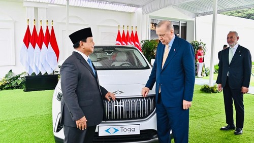 Erdoğan menyerahkan mobil listrik Togg T10X kepada Prabowo Subianto (Foto: Laily Rachev - Biro Pers Sekretariat Presiden)