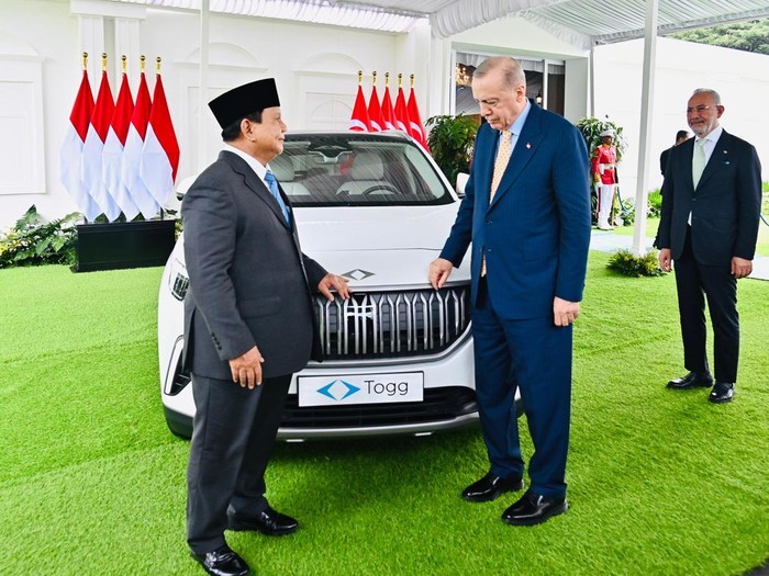 Erdoğan menyerahkan mobil listrik Togg T10X kepada Prabowo Subianto (Foto: Laily Rachev - Biro Pers Sekretariat Presiden)
