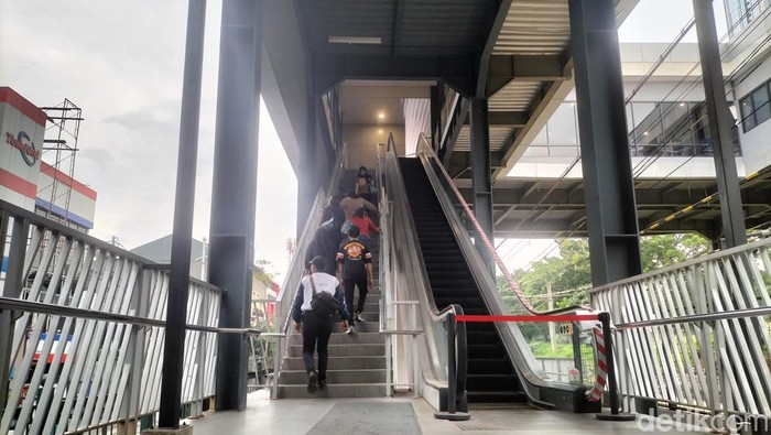 Eskalator yang menghubungkan Stasiun KRL Sudirman dan Stasiun LRT Dukuh Atas rusak. Penumpang yang mau beralih moda transportasi harus memakai tangga atau lift. (Maulani M/detikcom)