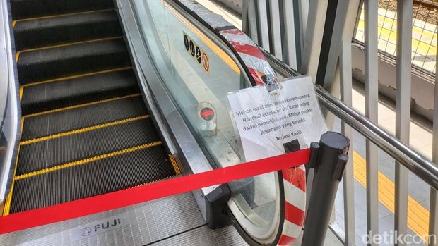 Eskalator yang menghubungkan Stasiun KRL Sudirman dan Stasiun LRT Dukuh Atas rusak. Penumpang yang mau beralih moda transportasi harus memakai tangga atau lift. (Maulani M/detikcom)