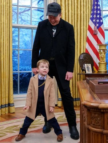 foto Elon Musk dan Anaknya di White House WASHINGTON, DC - FEBRUARY 11: Tesla and SpaceX CEO Elon Musk, accompanied by U.S. President Donald Trump (R), and his son X Musk, speaks during an executive order signing in the Oval Office at the White House on February 11, 2025 in Washington, DC. Trump is to sign an executive order implementing the Department of Government Efficiency's (DOGE)