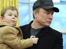 Video: Saat Elon Musk Pamer Kaos ke Trump di Rapat Kabinet Perdana