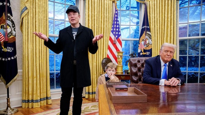  Tesla and SpaceX CEO Elon Musk, accompanied by U.S. President Donald Trump (R), and his son X Musk, speaks during an executive order signing in the Oval Office at the White House on February 11, 2025 in Washington, DC. Trump is to sign an executive order implementing the Department of Government Efficiencys (DOGE) 