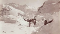Perjalanan mengelilingi gunung ini juga melibatkan penyerbuan ke Nepal, yang juga merupakan sebuah kerajaan yang tertutup. Para pendaki berkemah di atas gletser di Himalaya, 1899.