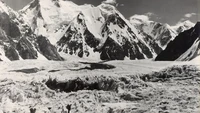 Dia bereksperimen dengan teknologi dengan gelisah, mencoba foto-foto telefoto Kanchenjunga. Foto-fotonya membawa para pemirsa ke dunia yang tidak tersentuh oleh waktu. Sella memotret puncak-puncak di Pegunungan Karakoram, lebih dari seabad yang lalu.