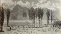Sella dikenal karena ketangguhannya yang luar biasa, melintasi Pegunungan Alpen dengan kecepatan yang luar biasa meskipun membawa perlengkapan fotografi yang berat. Puncak Himalaya seperti yang terlihat dari Kashmir, 1909.